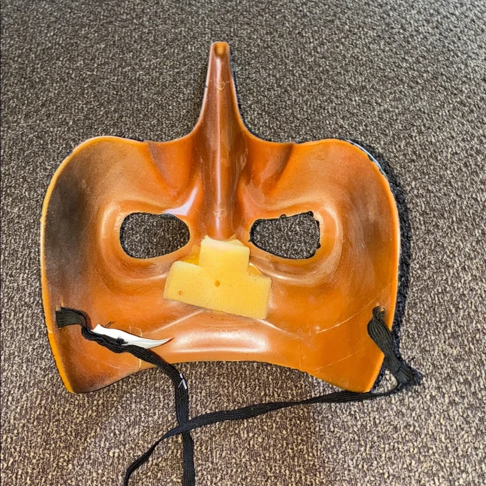 Venetian Crackle Long Nose Masquerade Mask - Black & Gold Unisex